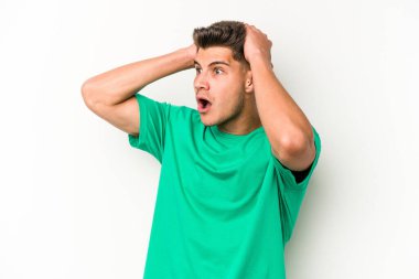 Beyaz arka planda izole olmuş genç beyaz bir adam çığlık atıyor, çok heyecanlı, tutkulu, bir şeyden memnun..