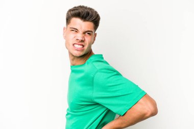 Beyaz arka planda izole edilmiş beyaz bir adam sırt ağrısı çekiyor..
