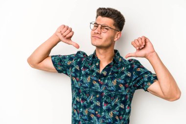 Beyaz arka planda izole edilmiş genç beyaz adam gururlu ve kendinden emin hissediyor, örnek olarak..