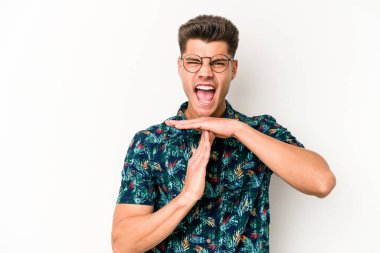 Beyaz arka planda izole edilmiş genç beyaz bir adam bir mola hareketi gösteriyor..