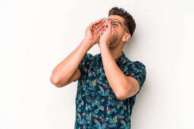 Beyaz arka planda izole edilmiş beyaz bir adam heyecanlı bir şekilde bağırıyor..