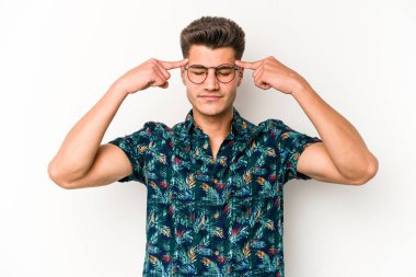 Beyaz arka planda izole edilmiş genç beyaz bir adam bir göreve odaklanmış, işaret parmaklarını işaret ediyor..