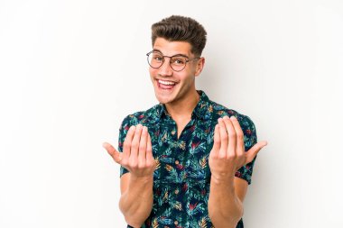 Beyaz arka planda izole edilmiş genç beyaz bir adam seni işaret ediyor. Sanki davet ediliyormuş gibi..