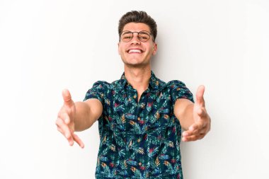 Beyaz arka planda izole edilmiş beyaz bir genç hoş bir ifade sergiliyor..