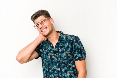 Beyaz arka planda izole edilmiş genç beyaz bir adam sabit yaşam tarzından dolayı boyun ağrısı çekiyor..