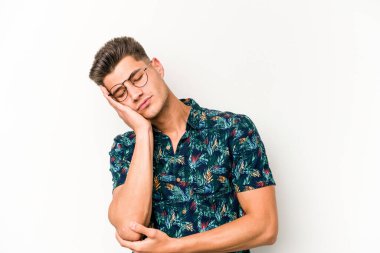 Beyaz arka planda izole edilmiş, sıkılmış, yorgun ve dinlenmeye ihtiyacı olan genç beyaz bir adam..