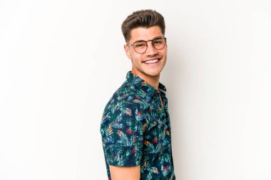 Beyaz arka planda izole edilmiş beyaz bir adam. Kendine güveniyor. Kalçaları tutuyor..