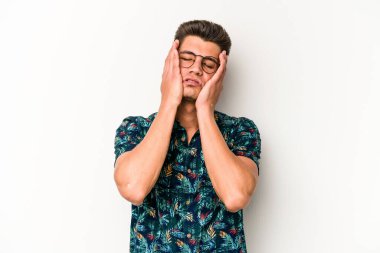 Beyaz arka planda ağlayan ve sızlanan beyaz tenli genç bir adam var..