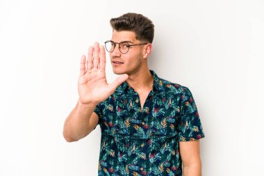 Beyaz arka planda izole edilmiş genç beyaz bir adam tiksinti belirtisi gösteren birini reddediyor..
