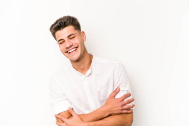 Beyaz arka planda izole genç beyaz adam gülüyor ve eğleniyor..