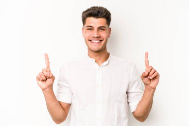 Beyaz arka planda izole genç beyaz adam işaret iki ön parmakları boş bir boşluk gösteren.