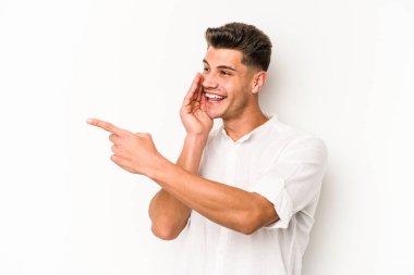 Beyaz arka planda izole edilmiş genç beyaz bir adam bir dedikodu söylüyor, bir haber sunuyor..