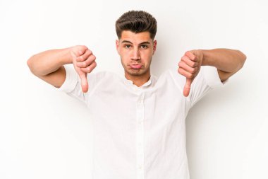 Beyaz arka planda izole edilmiş genç beyaz bir adam hoşlanmadığı bir jest yapıyor, kabul etmiyor. Anlaşmazlık konsepti.