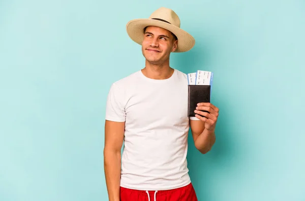 Young Caucasian Traveler Man Holding Passport Isolated Blue Background Dreaming — ストック写真