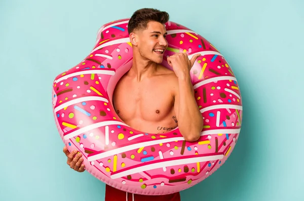 Joven Hombre Caucásico Sosteniendo Donut Inflable Aislado Puntos Azules Fondo —  Fotos de Stock