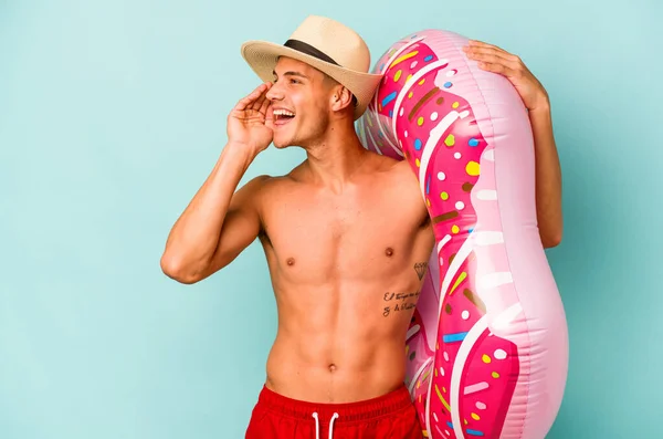 Joven Hombre Caucásico Sosteniendo Una Rosquilla Inflable Aislada Sobre Fondo —  Fotos de Stock