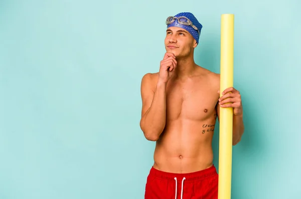 Joven Nadador Caucásico Sosteniendo Palo Espuma Aislado Sobre Fondo Azul —  Fotos de Stock