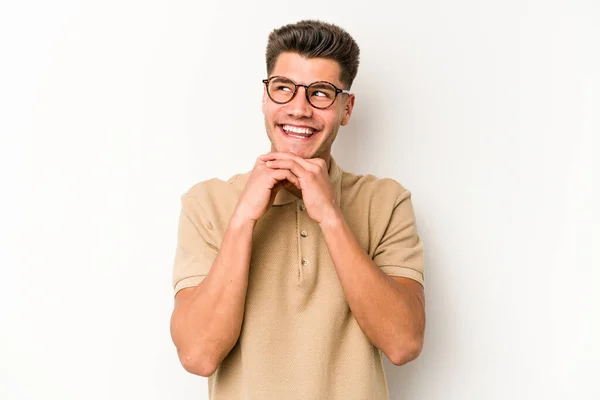 Joven Hombre Caucásico Aislado Sobre Fondo Blanco Mantiene Las Manos — Foto de Stock