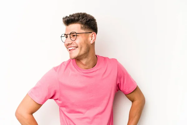 Joven Hombre Caucásico Aislado Sobre Fondo Blanco Ríe Felizmente Divierte — Foto de Stock