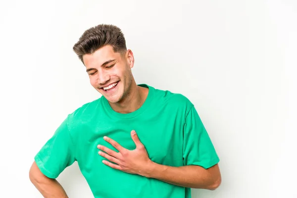 Νεαρός Καυκάσιος Άνδρας Απομονωμένος Λευκό Φόντο Γελώντας Κρατώντας Χέρια Στην — Φωτογραφία Αρχείου