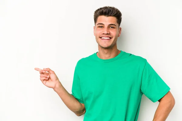 Jovem Caucasiano Isolado Fundo Branco Sorrindo Alegremente Apontando Com Dedo — Fotografia de Stock