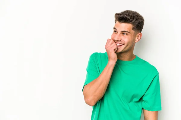 Jeune Homme Caucasien Isolé Sur Fond Blanc Détendu Penser Quelque — Photo