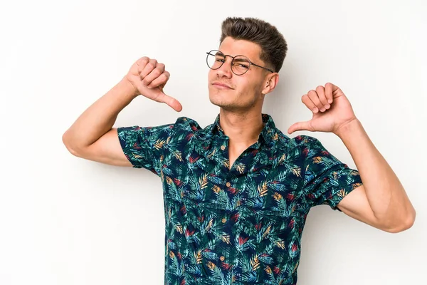 Beyaz arka planda izole edilmiş genç beyaz adam gururlu ve kendinden emin hissediyor, örnek olarak..