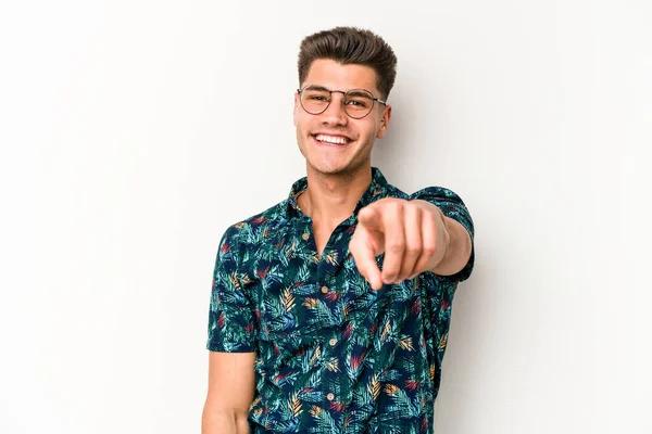 Beyaz arka planda soyutlanmış beyaz tenli genç adam öne bakan neşeli gülümsemeler..