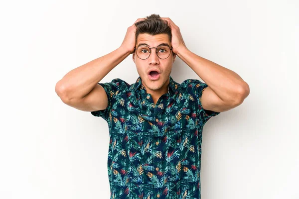 Beyaz arka planda izole edilmiş genç beyaz adam şaşırdı ve şok oldu..