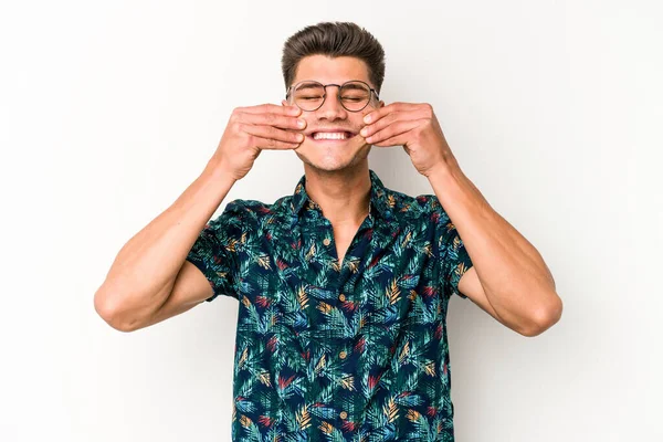 Beyaz arka planda izole genç beyaz adam iki seçenek arasında şüphe.