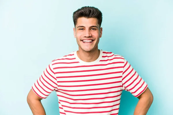 Jovem Caucasiano Isolado Fundo Azul Confiante Mantendo Mãos Nos Quadris — Fotografia de Stock