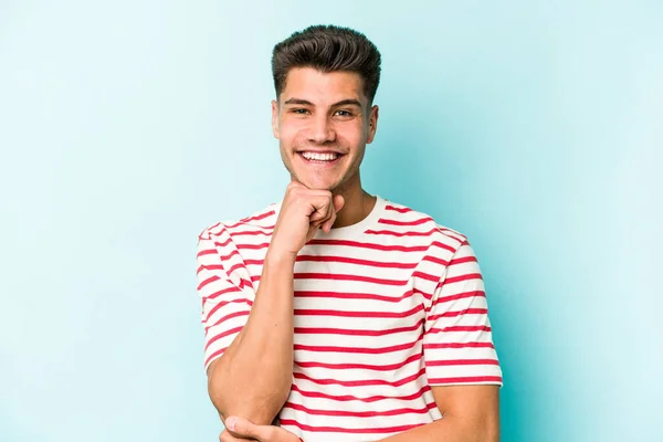 Joven Hombre Caucásico Aislado Sobre Fondo Azul Sonriendo Feliz Confiado — Foto de Stock