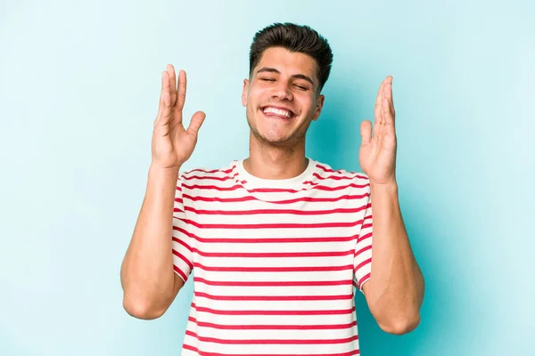 Νεαρός Καυκάσιος Άντρας Απομονωμένος Μπλε Φόντο Χαρούμενος Γελώντας Πολύ Έννοια — Φωτογραφία Αρχείου