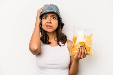 Beyaz arka planda izole edilmiş bir paket cipsi tutan genç İspanyol kadın şok geçiriyordu. Önemli bir toplantıyı hatırladı..