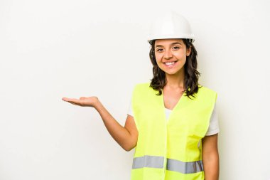 Beyaz arka planda izole edilmiş genç ispanyol kadın bir avuç içinde fotokopi alanı ve belinde başka bir el tutuyor..