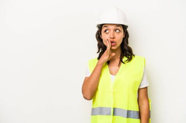 Beyaz arka planda izole edilmiş genç ispanyol kadın gizli bir sıcak fren haberi veriyor ve yana bakıyor.