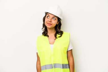 Beyaz arka planda izole edilmiş genç işçi kadın hedeflerine ve amaçlarına ulaşma hayali kuruyor.