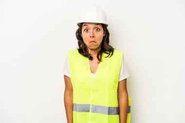 Beyaz arka planda izole edilmiş genç işçi kadın omuzlarını silker ve gözleri açık kalır..