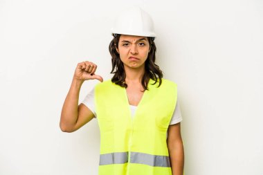 Beyaz arka planda izole edilmiş, hoşlanmadığı bir hareket gösteren genç bir İspanyol işçi kadın. Anlaşmazlık konsepti.