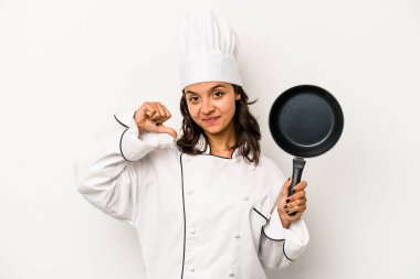 Beyaz arka planda izole edilmiş genç İspanyol şef kadın gururlu ve kendinden emin hissediyor, örnek olarak..