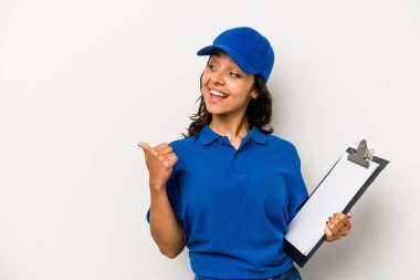 Genç İspanyol kadın teslimatçı beyaz arka plan noktalarına izole edilmiş başparmak uzakta, gülüyor ve kaygısız.