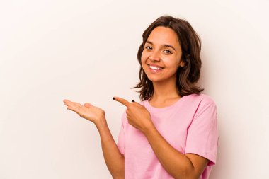 Beyaz arka planda izole edilmiş genç İspanyol bir kadın..