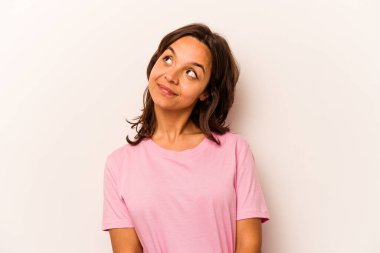 Beyaz arka planda izole edilmiş genç İspanyol kadın hedeflerine ve amaçlarına ulaşma hayali kuruyor.