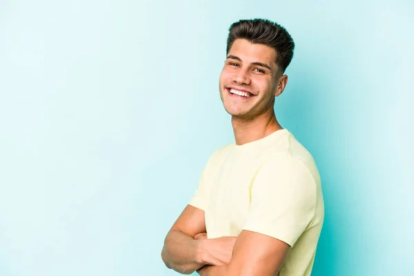 青い背景に孤立した若い白人男性幸せ笑顔と陽気 — ストック写真