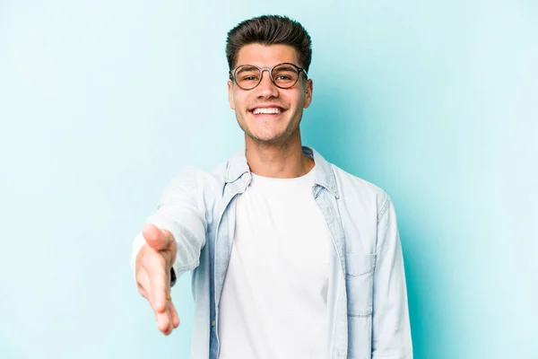 Giovane Uomo Caucasico Isolato Sfondo Blu Mano Tesa Macchina Fotografica — Foto Stock