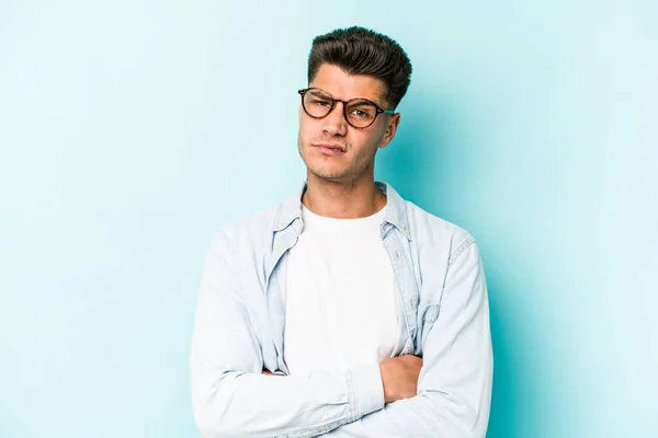 Jonge Blanke Man Geïsoleerd Blauwe Achtergrond Die Zich Verveelt Vermoeid — Stockfoto