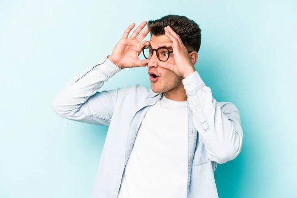 Joven Hombre Caucásico Aislado Sobre Fondo Azul Manteniendo Los Ojos — Foto de Stock