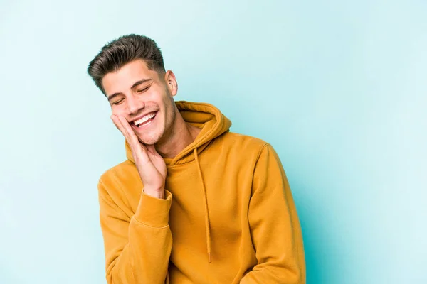 Νεαρός Καυκάσιος Άνδρας Απομονωμένος Μπλε Φόντο Γελάει Χαρούμενα Και Διασκεδάζει — Φωτογραφία Αρχείου