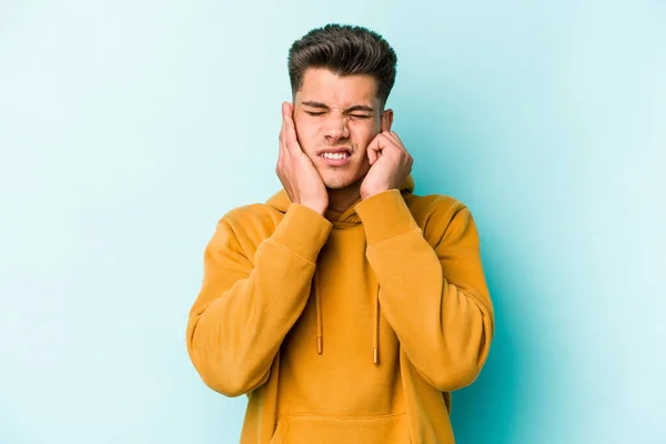 Giovane Uomo Caucasico Isolato Sfondo Blu Che Copre Orecchie Con — Foto Stock