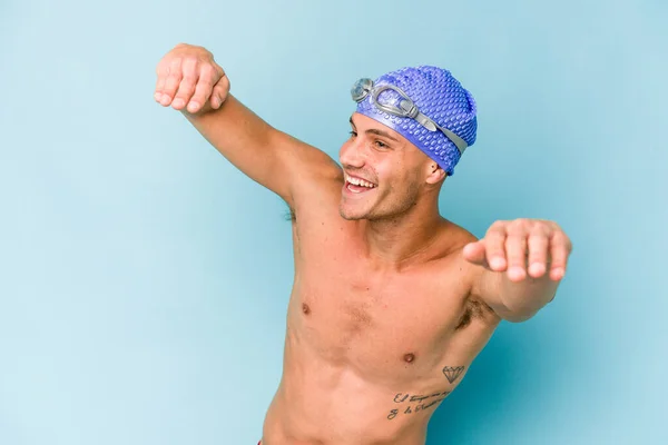 Joven Nadador Caucásico Aislado Sobre Fondo Azul —  Fotos de Stock